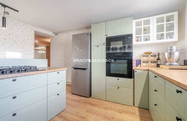 DOM Z OGRODEM I GARAŻEM - SKAŁA K. KRAKOWA  

 Na sprzedaż dom jednorodzinny o powierzchni ok. 150 m² z wysokim poddaszem do ad