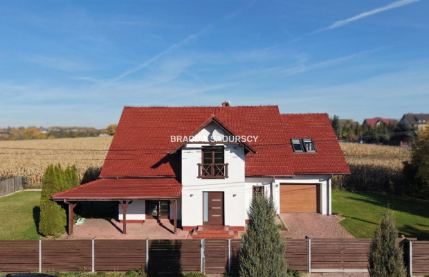 Wygodny dom z przestronnym salonem w atrakcyjnej lokalizacji niedaleko Krakowa   

 Na sprzedaż duży i wygodny dom o powierzchn