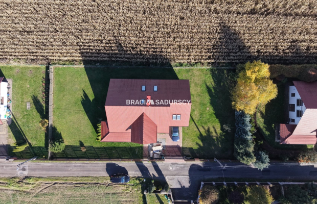 Wygodny dom z przestronnym salonem w atrakcyjnej lokalizacji niedaleko Krakowa   

 Na sprzedaż duży i wygodny dom o powierzchn