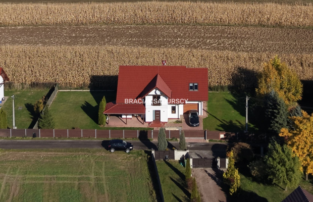 Wygodny dom z przestronnym salonem w atrakcyjnej lokalizacji niedaleko Krakowa   

 Na sprzedaż duży i wygodny dom o powierzchn