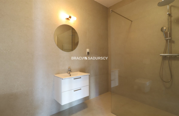 Wygodny dom z przestronnym salonem w atrakcyjnej lokalizacji niedaleko Krakowa   

 Na sprzedaż duży i wygodny dom o powierzchn