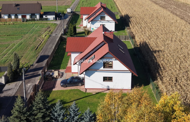 Wygodny dom z przestronnym salonem w atrakcyjnej lokalizacji niedaleko Krakowa   

 Na sprzedaż duży i wygodny dom o powierzchn