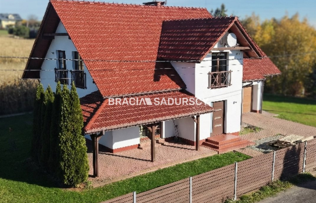 Wygodny dom z przestronnym salonem w atrakcyjnej lokalizacji niedaleko Krakowa   

 Na sprzedaż duży i wygodny dom o powierzchn