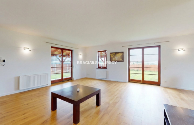 Wygodny dom z przestronnym salonem w atrakcyjnej lokalizacji niedaleko Krakowa   

 Na sprzedaż duży i wygodny dom o powierzchn