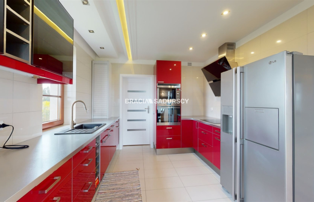 Wygodny dom z przestronnym salonem w atrakcyjnej lokalizacji niedaleko Krakowa   

 Na sprzedaż duży i wygodny dom o powierzchn