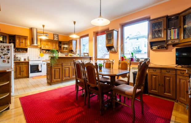 dwa budynki w Centrum Krakowa. 