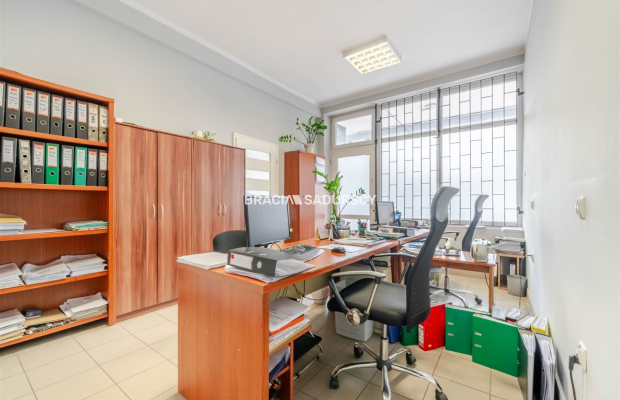 Lokal usługowy obok pl. Bieńczyckiego, parter, 45m