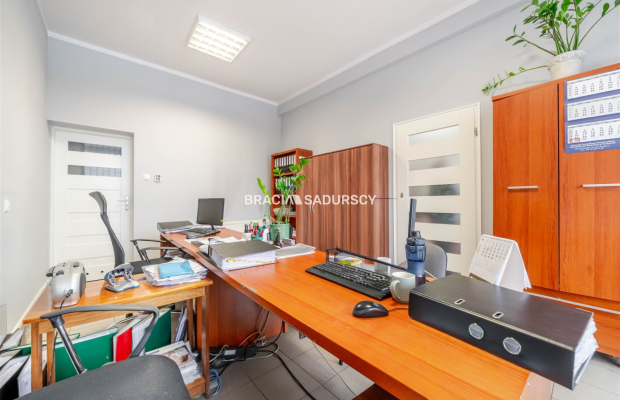 Lokal usługowy obok pl. Bieńczyckiego, parter, 45m