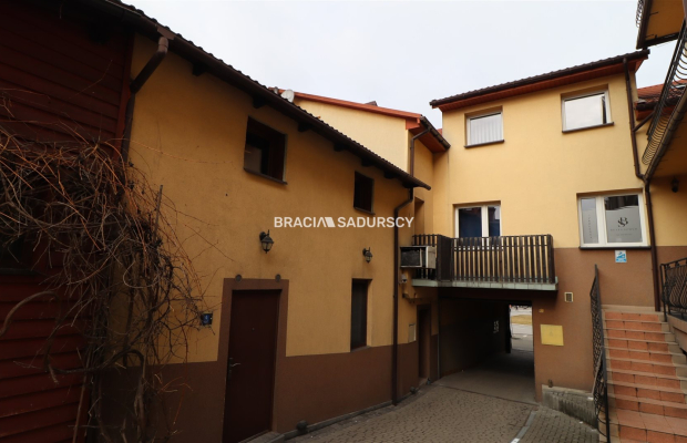 Dochodowa kamienica na Rynku w Miechowie - lokale handlowo-usługowe, wysoka stopa zwrotu    

 Na sprzedaż oferujemy  nieruchom