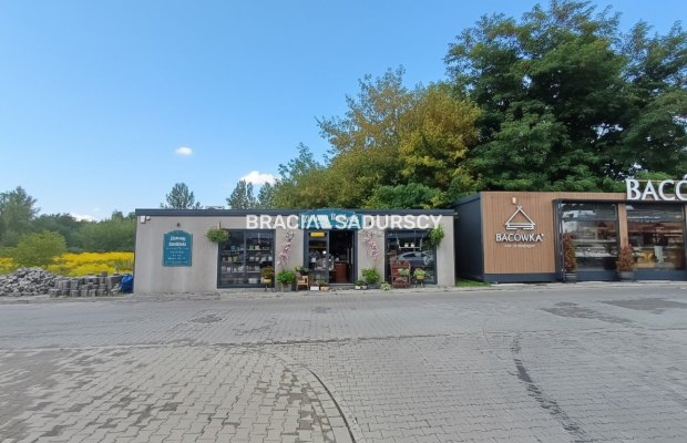 48 m² na Twój biznes przy Galerii ATUT - gotowy lokal handlowo-usługowy!   

 Na sprzedaż oferujemy lokal handlowo-usługowy o p