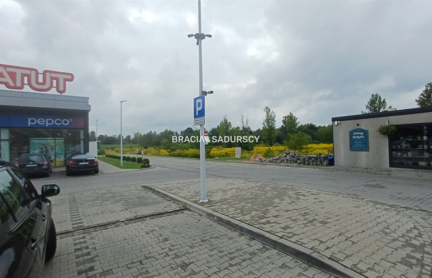 48 m² na Twój biznes przy Galerii ATUT - gotowy lokal handlowo-usługowy!   

 Na sprzedaż oferujemy lokal handlowo-usługowy o p