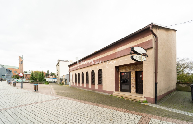 Usługowo-mieszkalny w centrum z własnym parkingiem