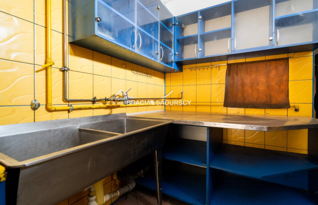 Usługowo-mieszkalny w centrum z własnym parkingiem