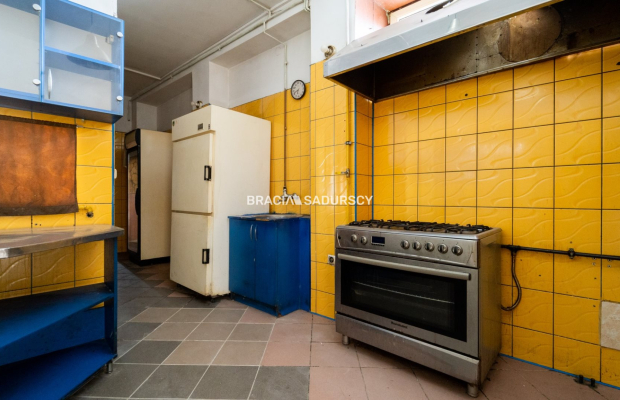 Usługowo-mieszkalny w centrum z własnym parkingiem