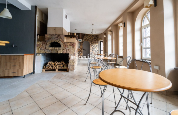 Usługowo-mieszkalny w centrum z własnym parkingiem