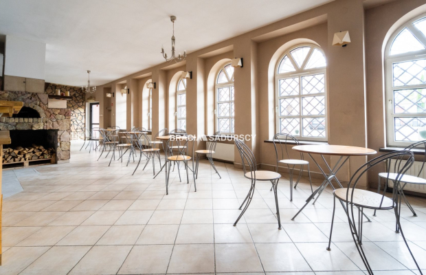 Usługowo-mieszkalny w centrum z własnym parkingiem