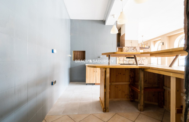 Usługowo-mieszkalny w centrum z własnym parkingiem