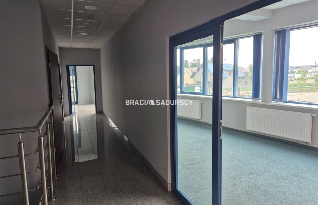 Nieruchomość: biura + magazyn / Półłanki!