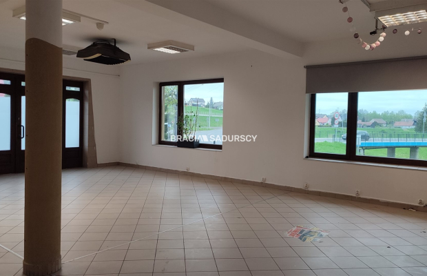 Lokal do wynajęcia w Centrum miejscowości Radziszów.   
Mam przyjemność zaoferować Państwu lokal do wynajęcia  o powierzchni 10