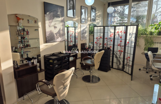 Działający fryzjer odstąpi lokal 64m2