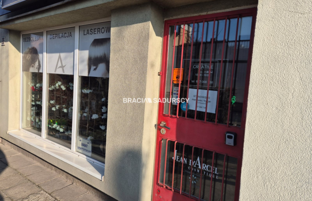 Działający fryzjer odstąpi lokal 64m2