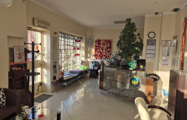 Działający fryzjer odstąpi lokal 64m2