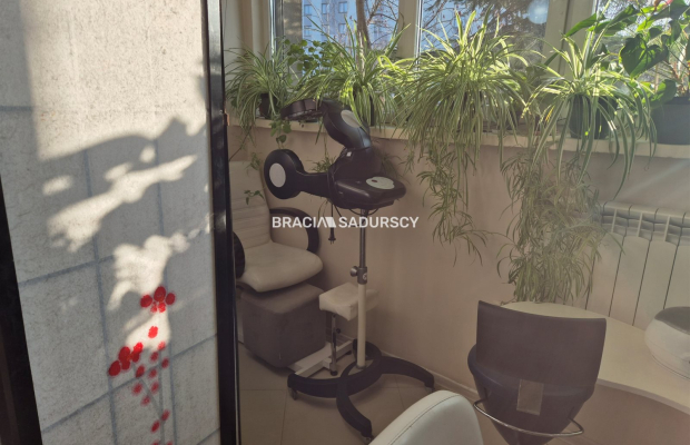 Działający fryzjer odstąpi lokal 64m2