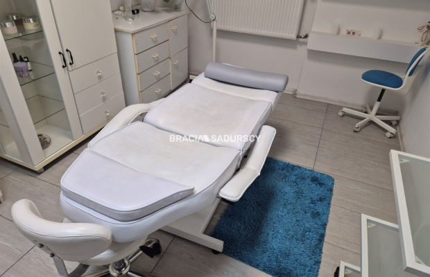 Działający fryzjer odstąpi lokal 64m2