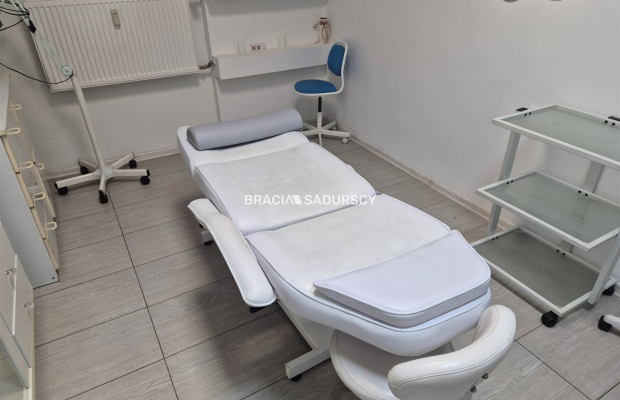 Działający fryzjer odstąpi lokal 64m2