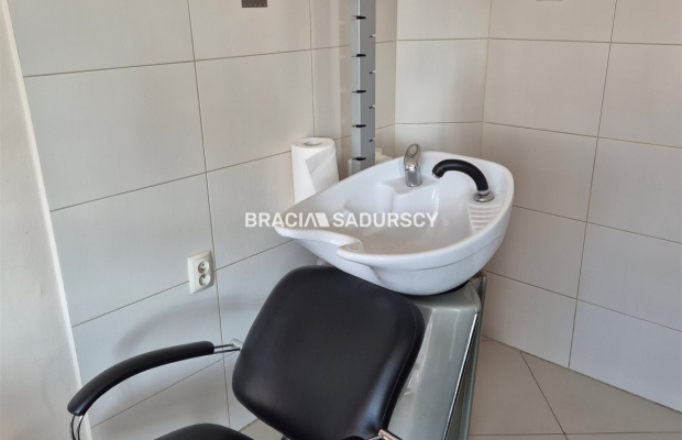 Działający fryzjer odstąpi lokal 64m2
