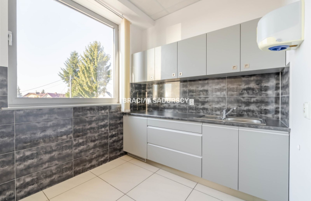 Open space/całe piętro w nowoczesnym biurowcu 1-P