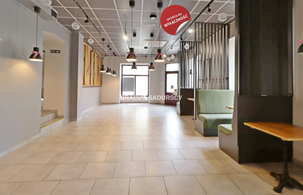 Tarnów, Stare Miasto, ul. Rybna/Wałowa. Lokal usługowy o łącznej pow. 267,99 m 2 .  

 Lokal dwupoziomowy: piwnica i parter, fr