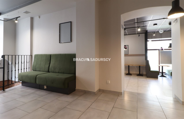 Tarnów, Stare Miasto, ul. Rybna/Wałowa. Lokal usługowy o łącznej pow. 267,99 m 2 .  

 Lokal dwupoziomowy: piwnica i parter, fr