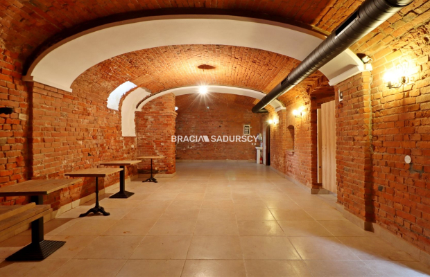 Tarnów, Stare Miasto, ul. Rybna/Wałowa. Lokal usługowy o łącznej pow. 267,99 m 2 .  

 Lokal dwupoziomowy: piwnica i parter, fr