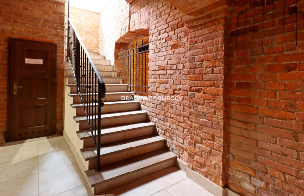 Tarnów, Stare Miasto, ul. Rybna/Wałowa. Lokal usługowy o łącznej pow. 267,99 m 2 .  

 Lokal dwupoziomowy: piwnica i parter, fr