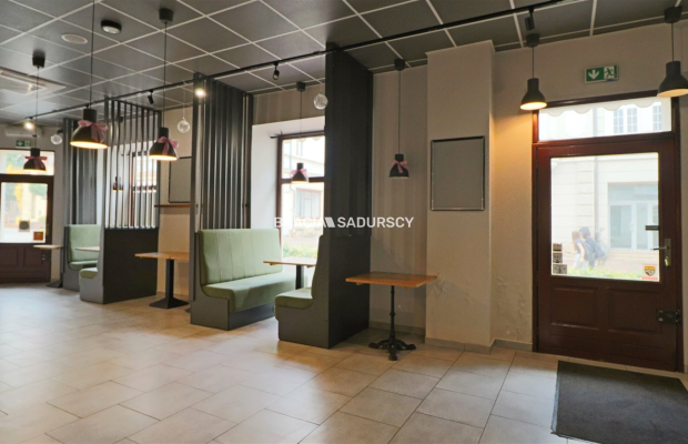 Tarnów, Stare Miasto, ul. Rybna/Wałowa. Lokal usługowy o łącznej pow. 267,99 m 2 .  

 Lokal dwupoziomowy: piwnica i parter, fr