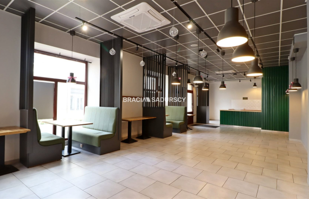 Tarnów, Stare Miasto, ul. Rybna/Wałowa. Lokal usługowy o łącznej pow. 267,99 m 2 .  

 Lokal dwupoziomowy: piwnica i parter, fr