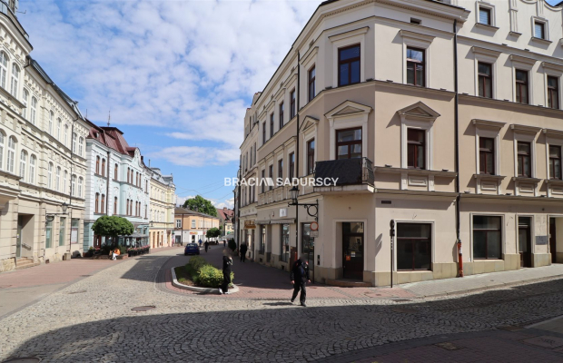 Tarnów, Stare Miasto, ul. Rybna/Wałowa. Lokal usługowy o łącznej pow. 267,99 m 2 .  

 Lokal dwupoziomowy: piwnica i parter, fr