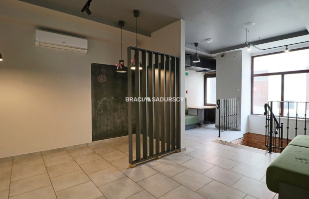 Tarnów, Stare Miasto, ul. Rybna/Wałowa. Lokal usługowy o łącznej pow. 267,99 m 2 .  

 Lokal dwupoziomowy: piwnica i parter, fr