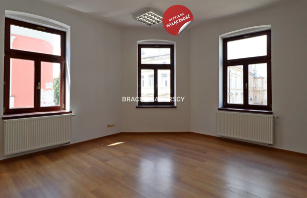 Tarnów, Stare Miasto, ul. Rybna/Wałowa. Lokal biurowo-usługowy o pow. 52,21 m 2 .  

 Lokal na 2 piętrze, narożny w ścisłym cen