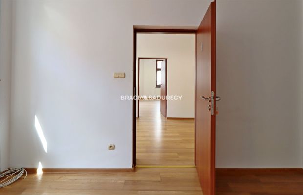 Tarnów, Stare Miasto, ul. Rybna/Wałowa. Lokal biurowo-usługowy o pow. 52,21 m 2 .  

 Lokal na 2 piętrze, narożny w ścisłym cen