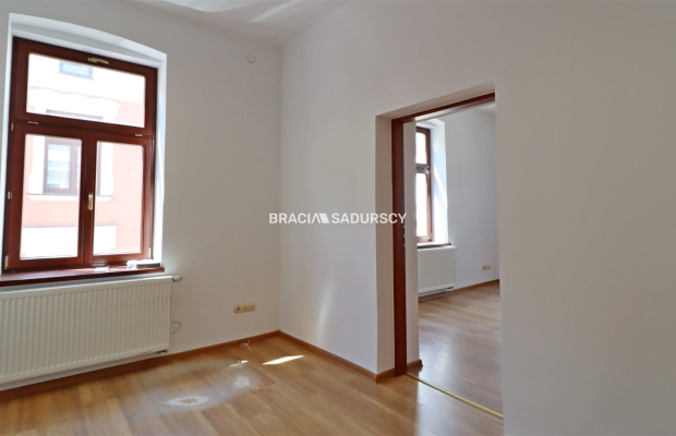 Tarnów, Stare Miasto, ul. Rybna/Wałowa. Lokal biurowo-usługowy o pow. 52,21 m 2 .  

 Lokal na 2 piętrze, narożny w ścisłym cen