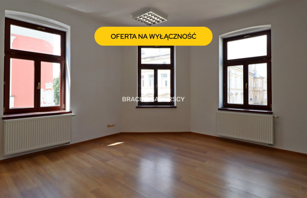 Tarnów, Stare Miasto, ul. Rybna/Wałowa. Lokal biurowo-usługowy o pow. 52,21 m 2 .  

 Lokal na 2 piętrze, narożny w ścisłym cen