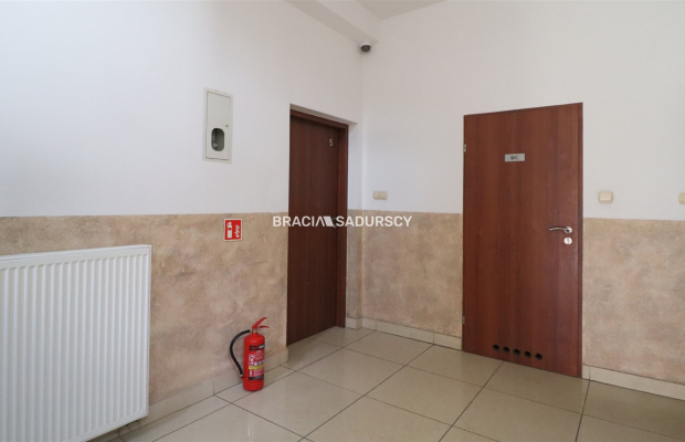 Tarnów, Stare Miasto, ul. Rybna/Wałowa. Lokal biurowo-usługowy o pow. 52,21 m 2 .  

 Lokal na 2 piętrze, narożny w ścisłym cen