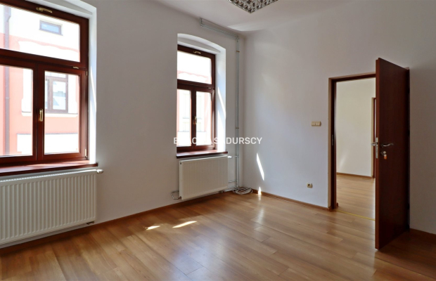 Tarnów, Stare Miasto, ul. Rybna/Wałowa. Lokal biurowo-usługowy o pow. 52,21 m 2 .  

 Lokal na 2 piętrze, narożny w ścisłym cen