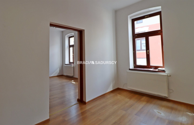 Tarnów, Stare Miasto, ul. Rybna/Wałowa. Lokal biurowo-usługowy o pow. 52,21 m 2 .  

 Lokal na 2 piętrze, narożny w ścisłym cen