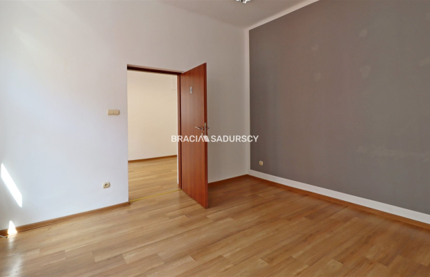 Tarnów, Stare Miasto, ul. Rybna/Wałowa. Lokal biurowo-usługowy o pow. 52,21 m 2 .  

 Lokal na 2 piętrze, narożny w ścisłym cen