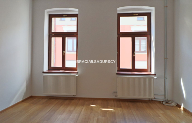 Tarnów, Stare Miasto, ul. Rybna/Wałowa. Lokal biurowo-usługowy o pow. 52,21 m 2 .  

 Lokal na 2 piętrze, narożny w ścisłym cen