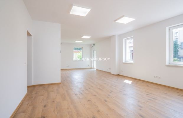 Lokal usługowy z miejscami parkingowymi 