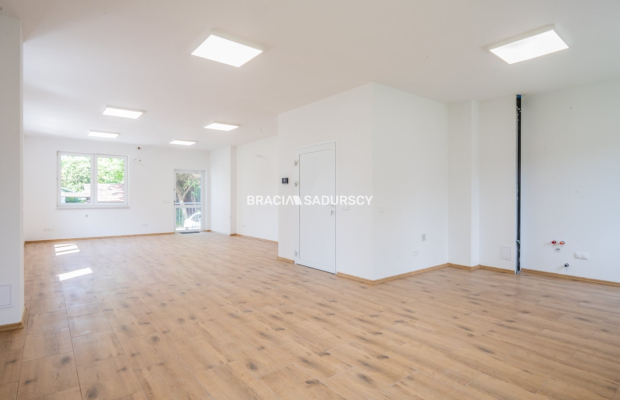 Lokal usługowy z miejscami parkingowymi 